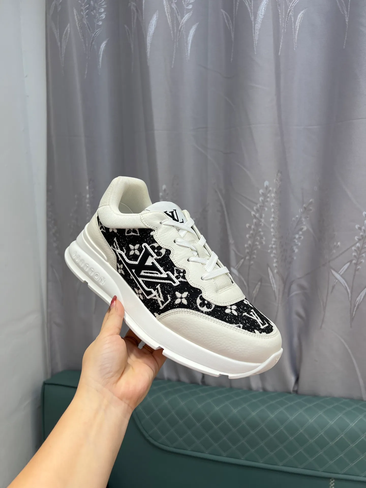 Men's shoes 💰640 LV | Louis Vuitton 2025𝐬𝐬 New spring and summer styles for couples, men's styles come out first. The counter features the latest casual shoes. Hard goods are new🆕 ❥Purchase level! Full of high-end feel! A popular model among bloggers at home and abroad, it’s retro and fashionable and looks amazing on your feet! Wear a lot of happiness! Mainly recommended model on the official website★ ▪️Upper: Original custom-made imported calfskin fabric ▪️Inner lining: breathable gauze imported from Italy ▪️Outsole: rubber foam ➕tpu high-end outsole ▪️Shoe size: 36-44 (customized for 45 and 46)
